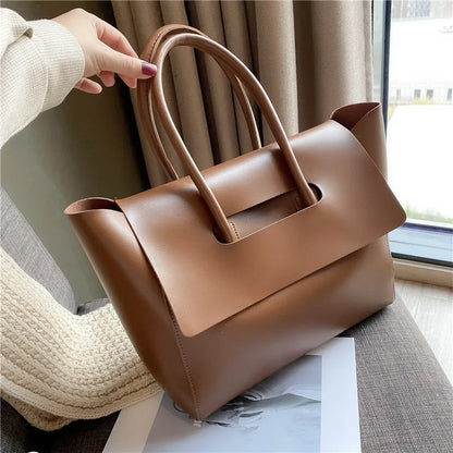 Fashionable Handbag for Women ⎜ Spacious Tote Bag in a Classic Design Made From High - Quality Material