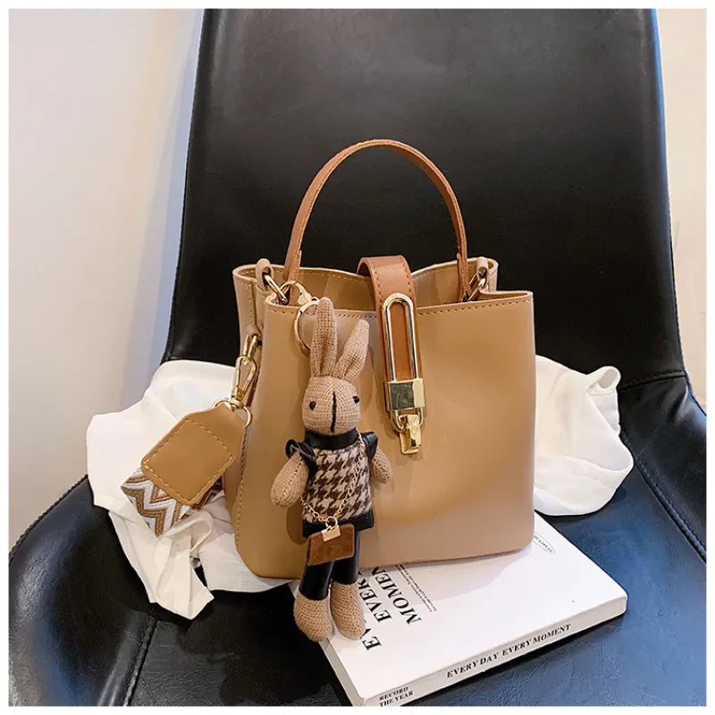 Fashionable Shoulder Bag for Women ⎜ Bucket - Style Handbag with Elegant Buckle and Adjustable Strap