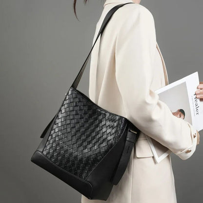 Leather Shoulder Bag for Women ⎜ Fashionable Shoulder Bag with Braided Design and Adjustable Strap