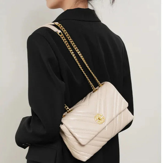 Shoulder Bag in Diamond Quilted Design ⎜ Elegant Accessory with Gold Chain for Stylish Appearances