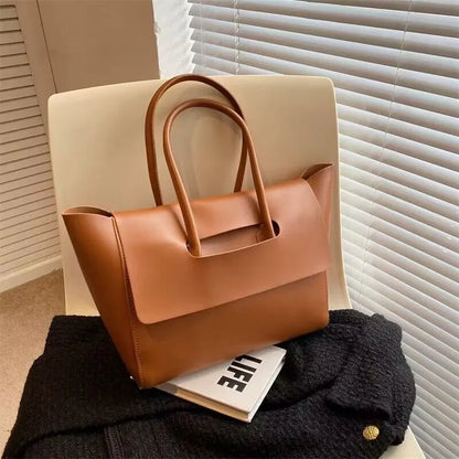 Fashionable Handbag for Women ⎜ Spacious Tote Bag in a Classic Design Made From High - Quality Material