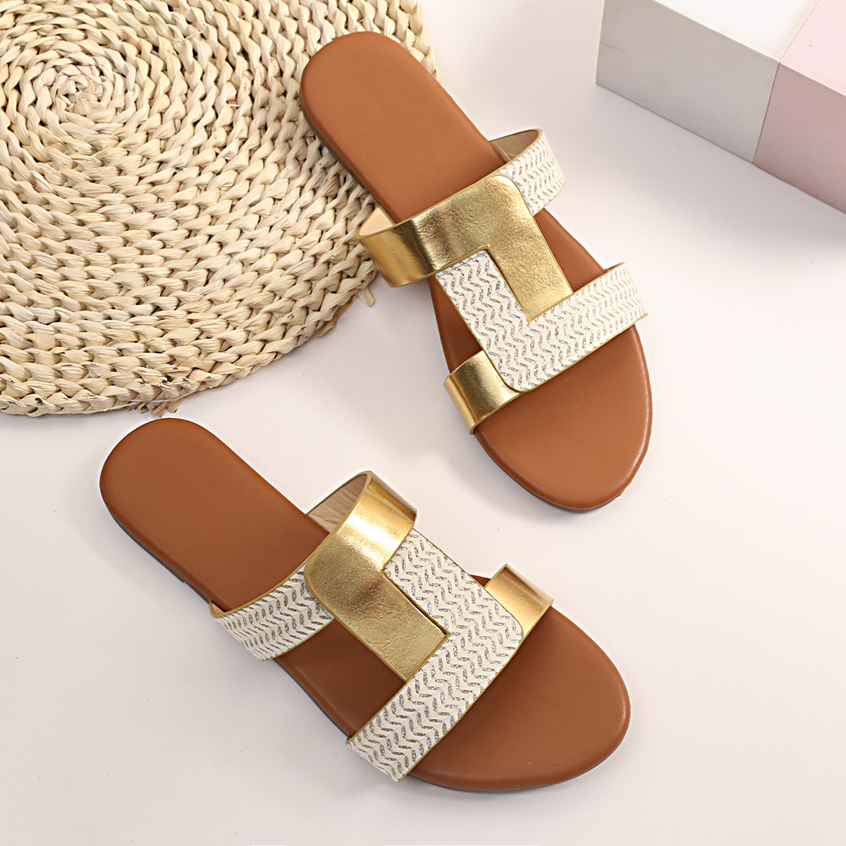 Toe Separator Sandals for Women ⎜ Elegant Summer Shoes in Gold with a Flat Sole and Filigree Chain Detail