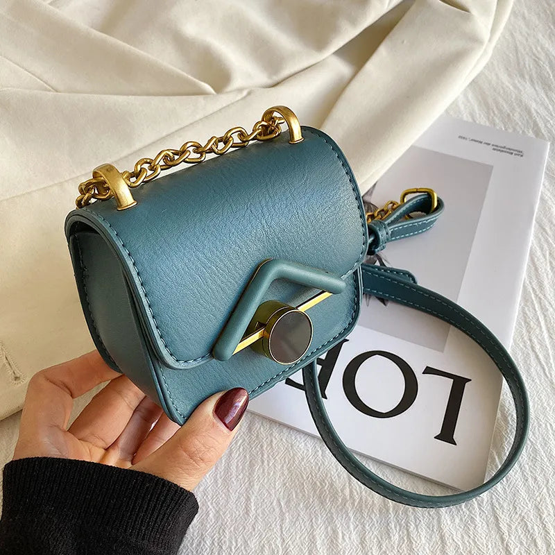 Small Shoulder Bag with Chain ⎜ Elegant Design with Golden Buckle and Minimalist Details