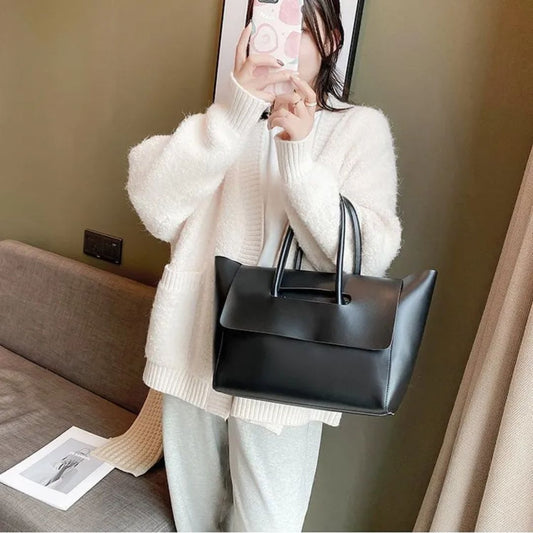 Fashionable Handbag for Women ⎜ Spacious Tote Bag in a Classic Design Made From High - Quality Material