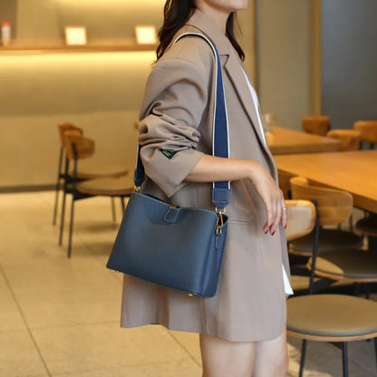 Leather Shoulder Bag for Women ⎜ Spacious Bag with Adjustable Shoulder Strap and Stylish Design