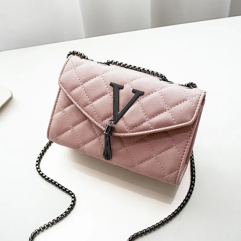 Small Chain Bag ⎜ Elegant Design with Diamond Pattern and Practical Storage Space