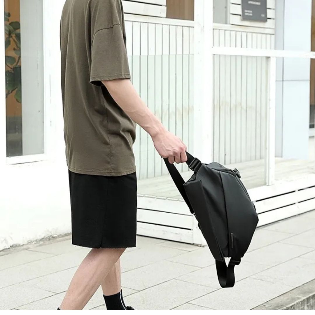 Multifunctional Shoulder Bag for Men ⎜ Sporty Chest Bag for Everyday Use and Fitness