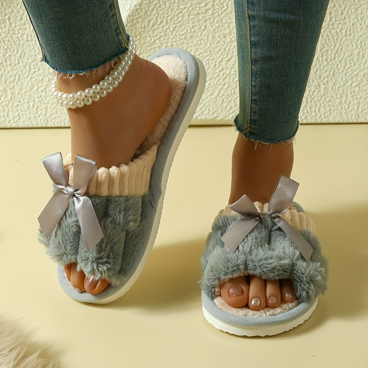 Ladies Plush Slippers with Bow Design ⎜ Comfortable Indoor Slippers with Soft Lining