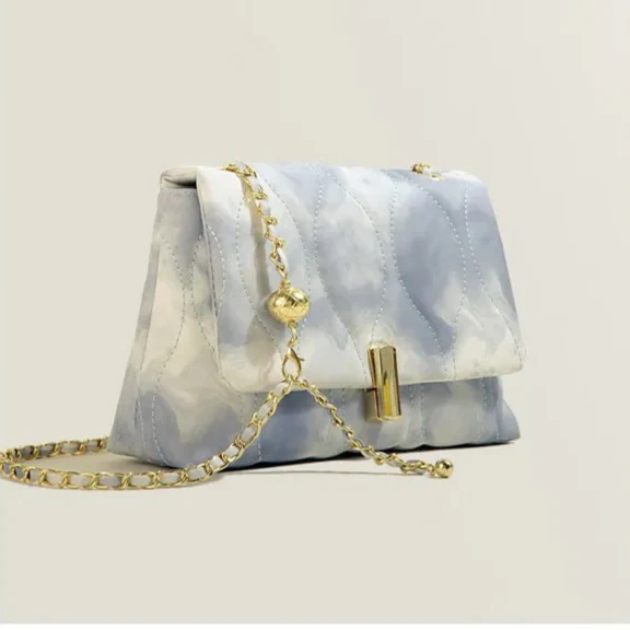 Small Chain Bag ⎜ Elegant Design with Textured Pattern and Gold Details