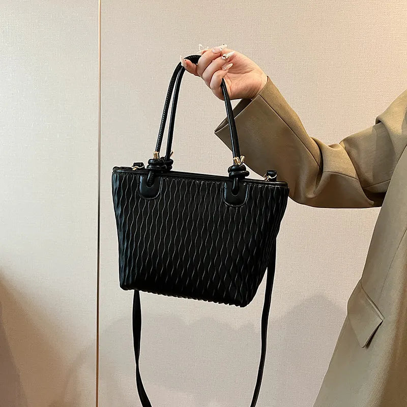 Fashionable Shoulder Bag for Women ⎜ Simple Bag with Structured Design and Adjustable Strap