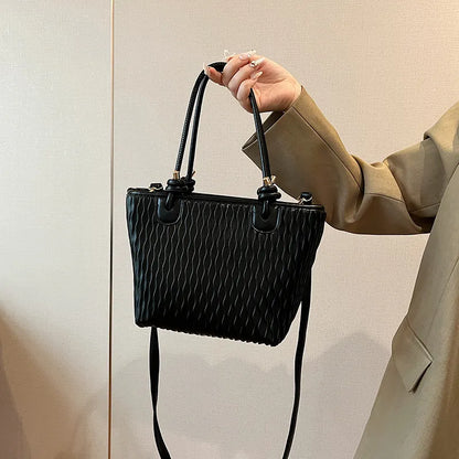 Fashionable Shoulder Bag for Women ⎜ Simple Bag with Structured Design and Adjustable Strap