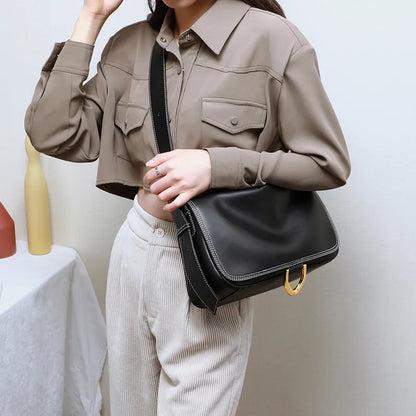 Messenger Bag for Women ⎜ Elegant Shoulder Bag with Gold Accent and Plenty of Storage Space