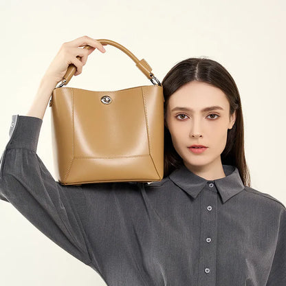 Leather Shoulder Bag for Women ⎜ Stylish Handbag with Adjustable Shoulder Strap and Elegant Design