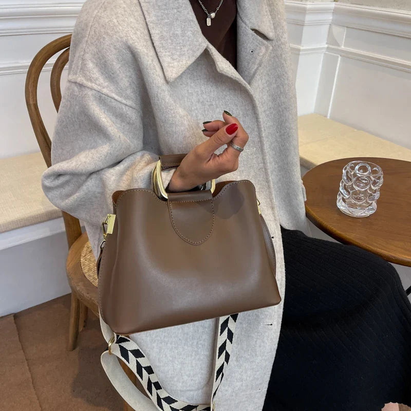 Bucket Bag for Women ⎜ Fashionable Design with Wide Shoulder Strap and Practical Carrying Function