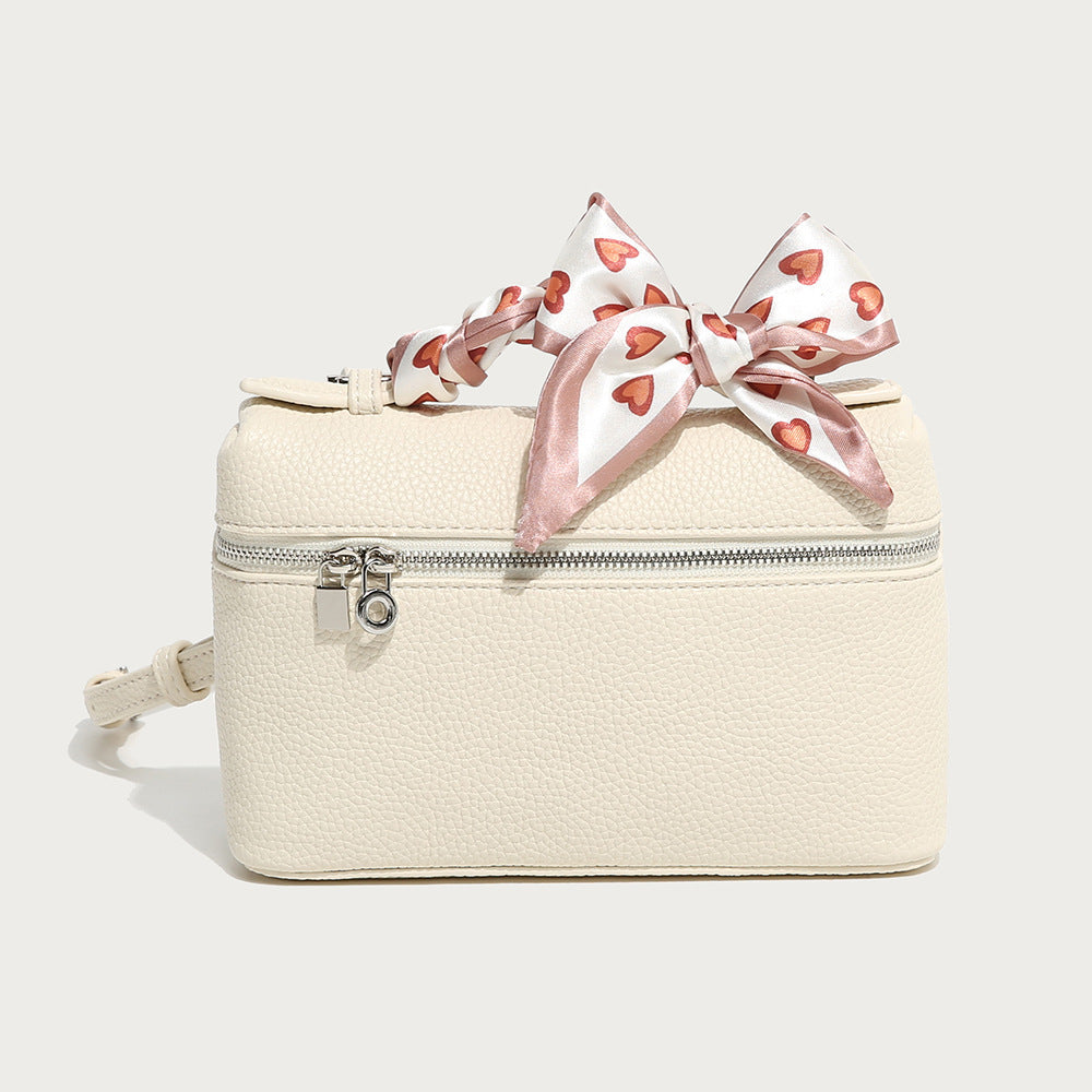 Fashionable Shoulder Bag for Women ⎜ Elegant Crossbody Bag with Heart Bow Detail