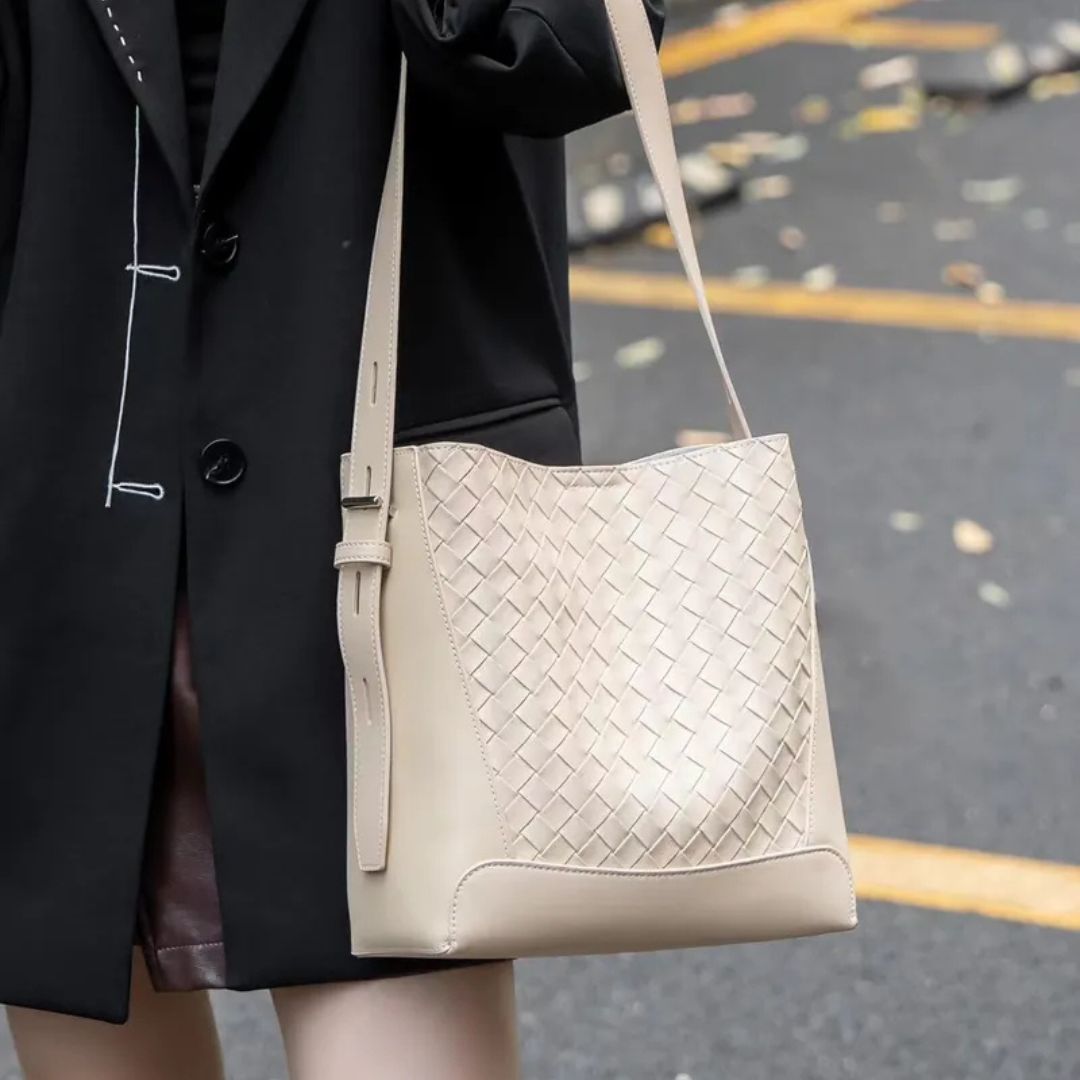 Leather Shoulder Bag for Women ⎜ Fashionable Shoulder Bag with Braided Design and Adjustable Strap