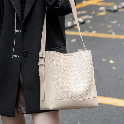 Leather Shoulder Bag for Women ⎜ Fashionable Shoulder Bag with Braided Design and Adjustable Strap