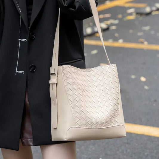 Leather Shoulder Bag for Women ⎜ Fashionable Shoulder Bag with Braided Design and Adjustable Strap