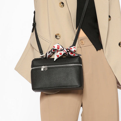 Fashionable Shoulder Bag for Women ⎜ Elegant Crossbody Bag with Heart Bow Detail