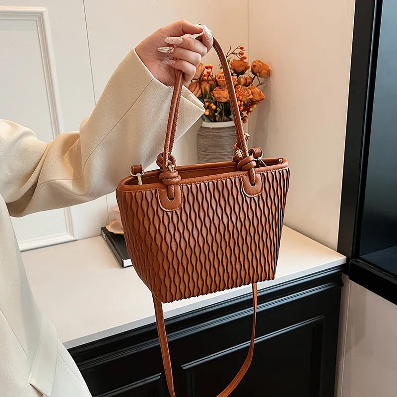 Fashionable Shoulder Bag for Women ⎜ Simple Bag with Structured Design and Adjustable Strap