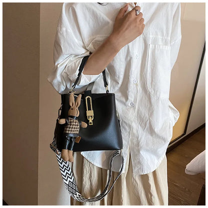 Fashionable Shoulder Bag for Women ⎜ Bucket - Style Handbag with Elegant Buckle and Adjustable Strap