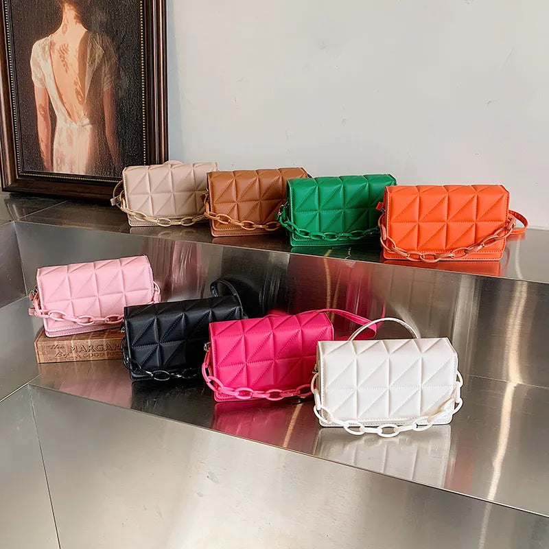 Shoulder Bag for Women ⎜ Fashionable Handbag with Chain Detail and Embossed Leather Design