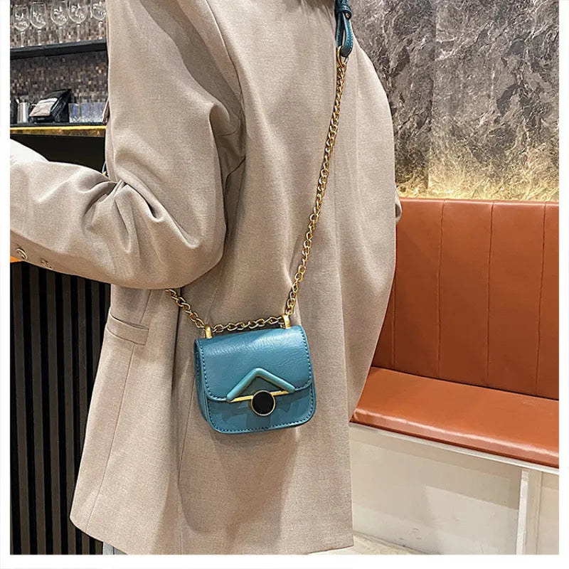 Small Shoulder Bag with Chain ⎜ Elegant Design with Golden Buckle and Minimalist Details