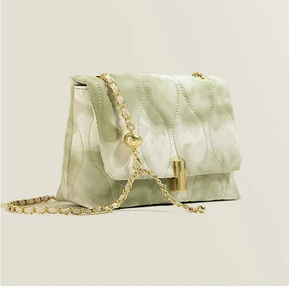Small Chain Bag ⎜ Elegant Design with Textured Pattern and Gold Details