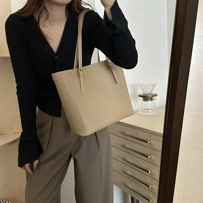 Large Handbag for Women ⎜ Practical Shoulder Bag with Plenty of Storage Space for Everyday Use