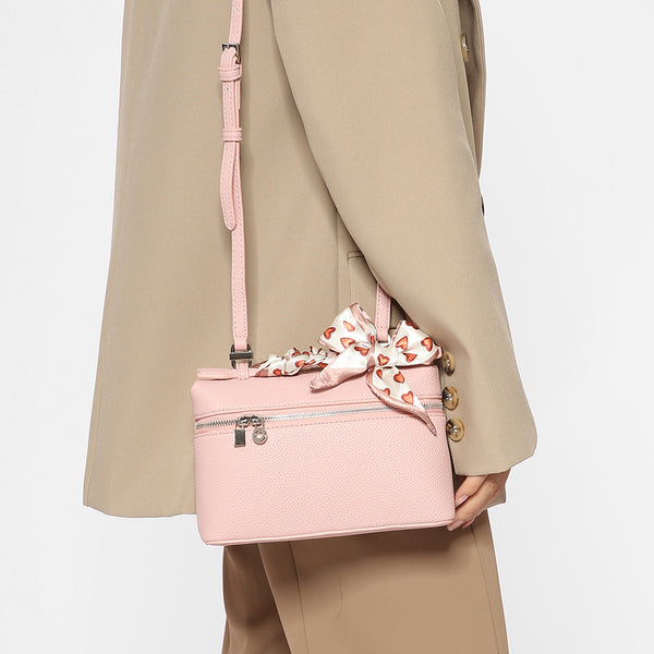 Fashionable Shoulder Bag for Women ⎜ Elegant Crossbody Bag with Heart Bow Detail