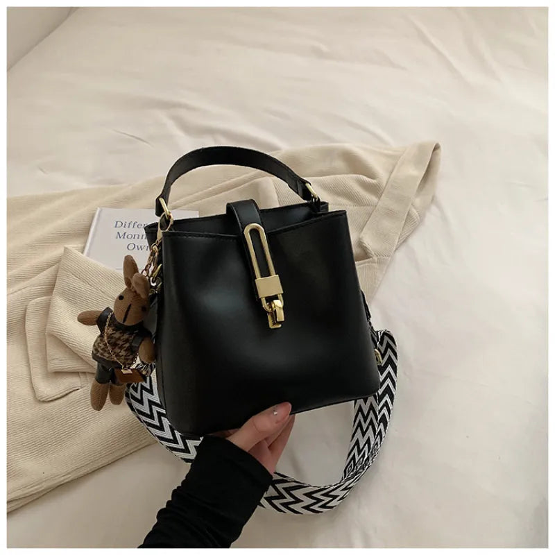 Fashionable Shoulder Bag for Women ⎜ Bucket - Style Handbag with Elegant Buckle and Adjustable Strap