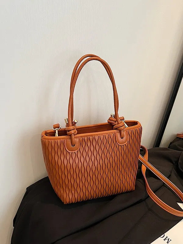 Fashionable Shoulder Bag for Women ⎜ Simple Bag with Structured Design and Adjustable Strap