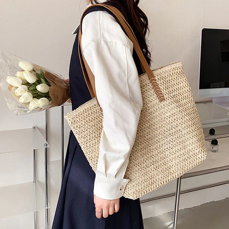Large Capacity Straw Bag ⎜ Fashionable Shoulder Bag with Drawstring and Sturdy Shoulder Strap