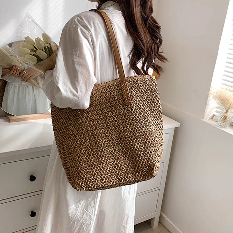 Large Capacity Straw Bag ⎜ Fashionable Shoulder Bag with Drawstring and Sturdy Shoulder Strap