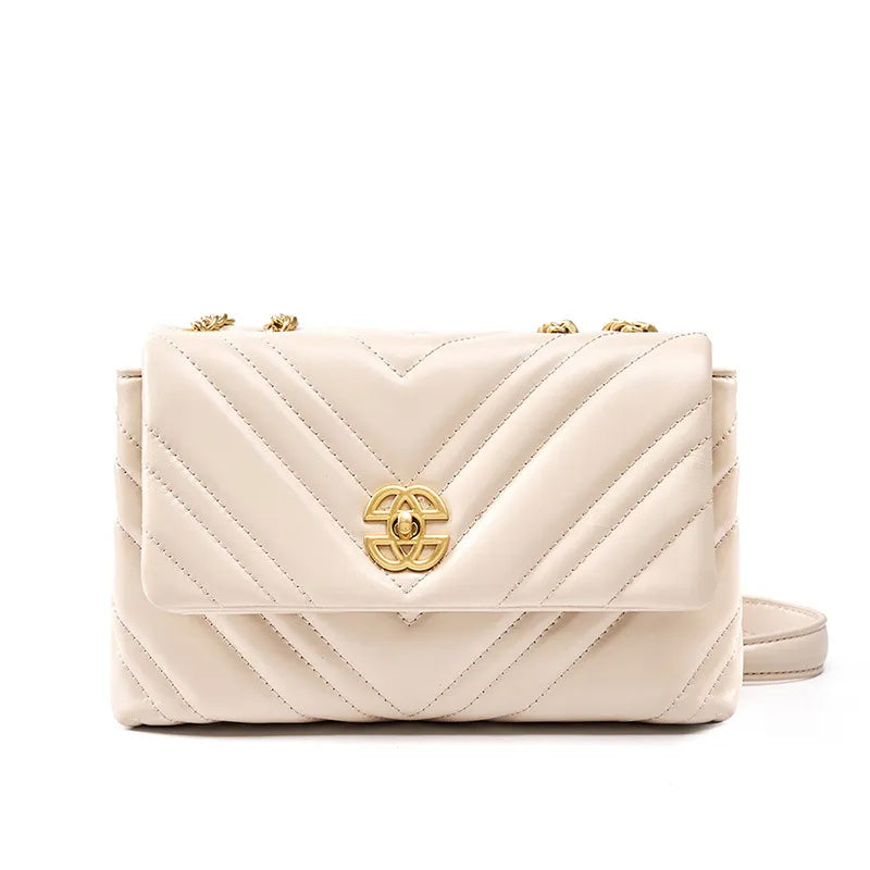 Shoulder Bag in Diamond Quilted Design ⎜ Elegant Accessory with Gold Chain for Stylish Appearances