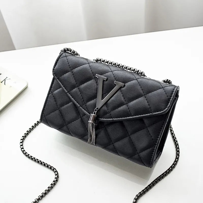 Small Chain Bag ⎜ Elegant Design with Diamond Pattern and Practical Storage Space