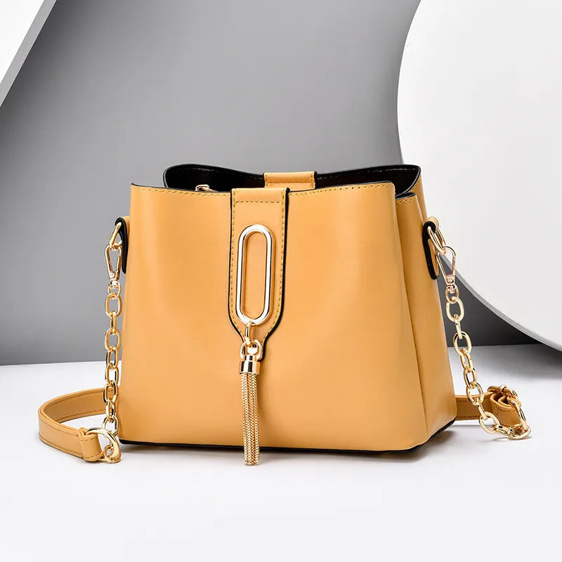 Small Shoulder Bag for Women ⎜ Stylish Shoulder Bag with Gold Chain and Fashionable Tassel Detail