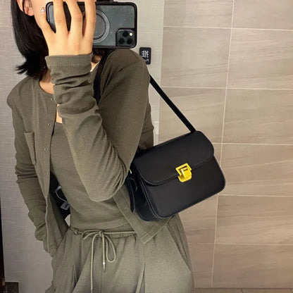 Elegant Shoulder Bag for Women ⎜ Simple Design with Gold Buckle and Adjustable Strap