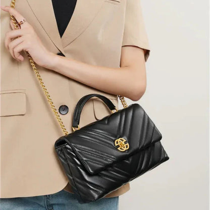 Shoulder Bag in Diamond Quilted Design ⎜ Elegant Accessory with Gold Chain for Stylish Appearances
