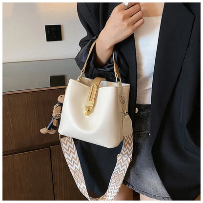 Fashionable Shoulder Bag for Women ⎜ Bucket - Style Handbag with Elegant Buckle and Adjustable Strap