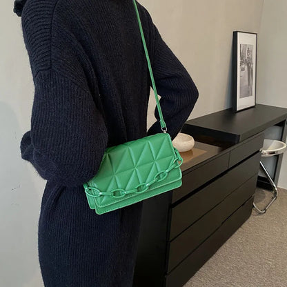 Shoulder Bag for Women ⎜ Fashionable Handbag with Chain Detail and Embossed Leather Design