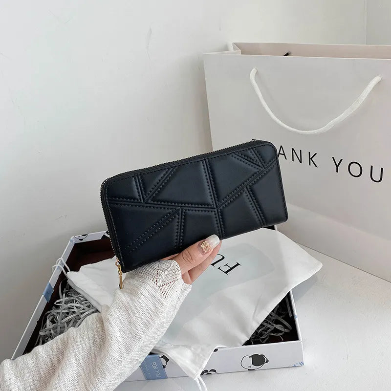 Women's Wallet with Zip ⎜ Simple Design in a Medium Size for Everyday Use